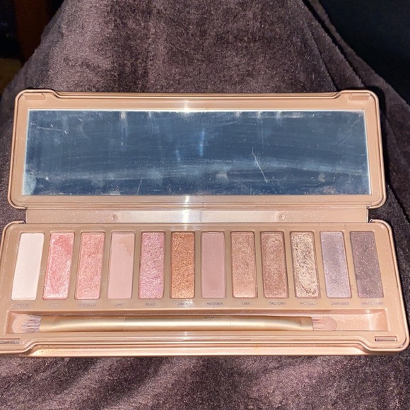 Urban Decay Naked Eyeshadow Palette in Naked3 used. - Picture 6 of 8